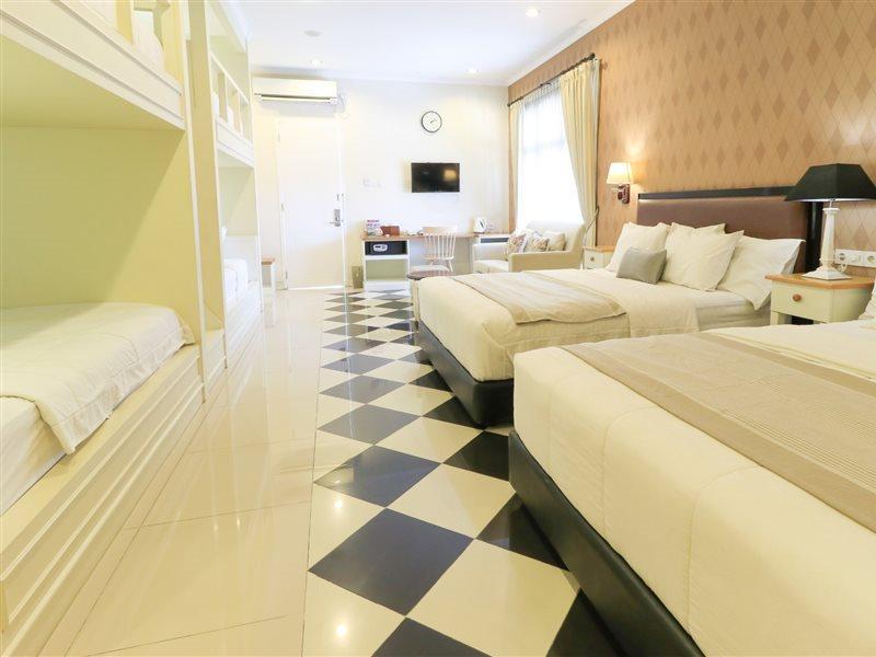 Home Guesthouse Surabaya Luaran gambar