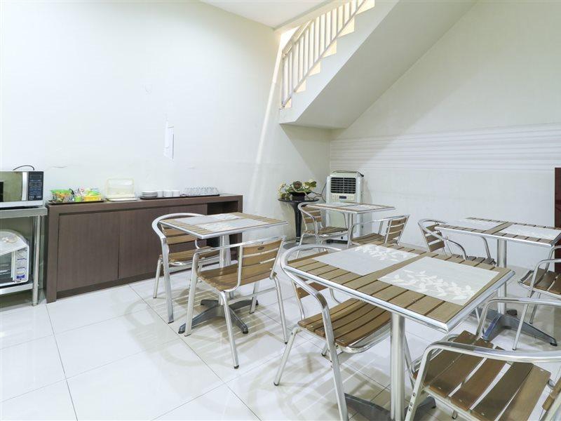 Home Guesthouse Surabaya Luaran gambar