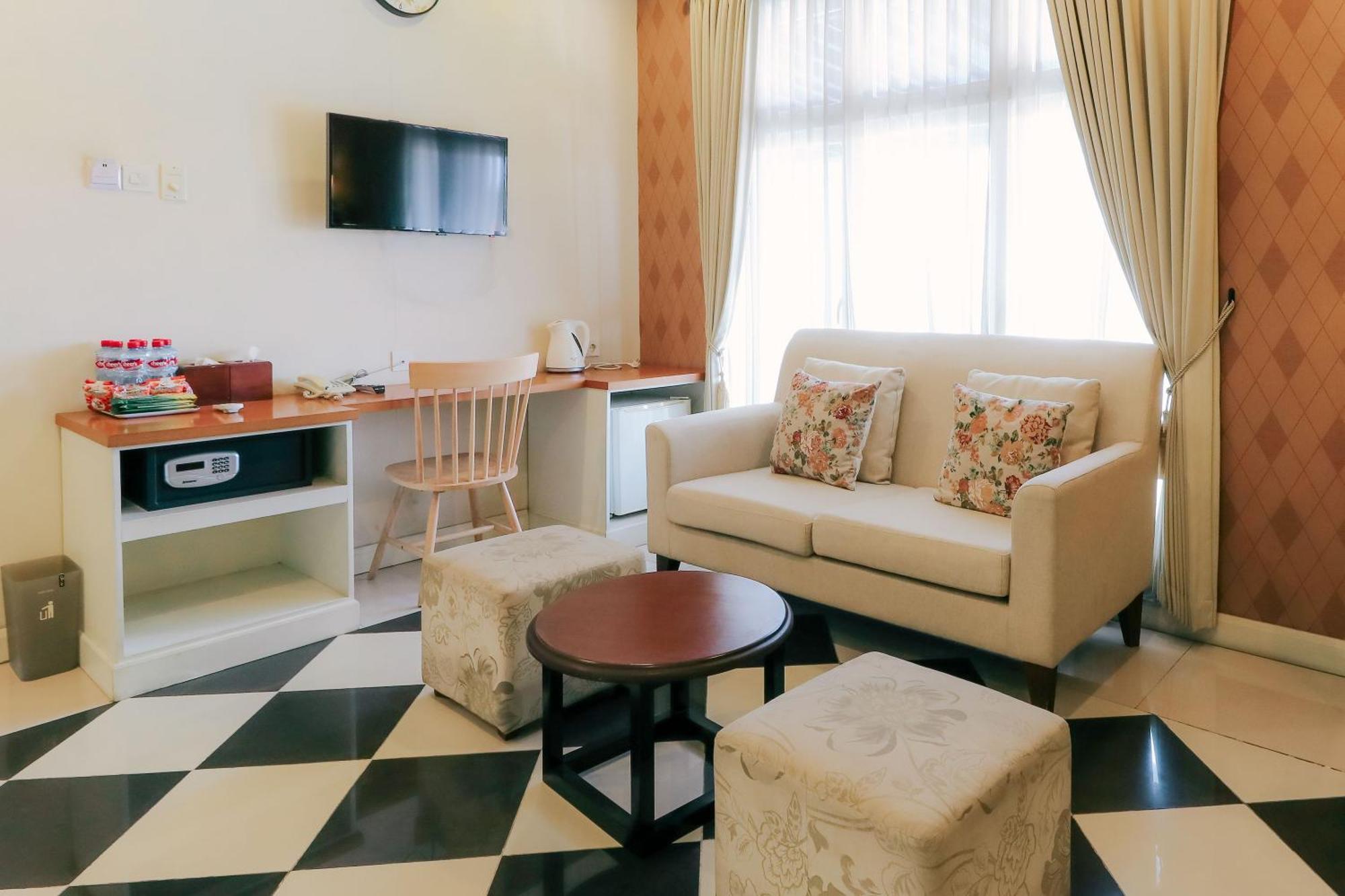 Home Guesthouse Surabaya Luaran gambar
