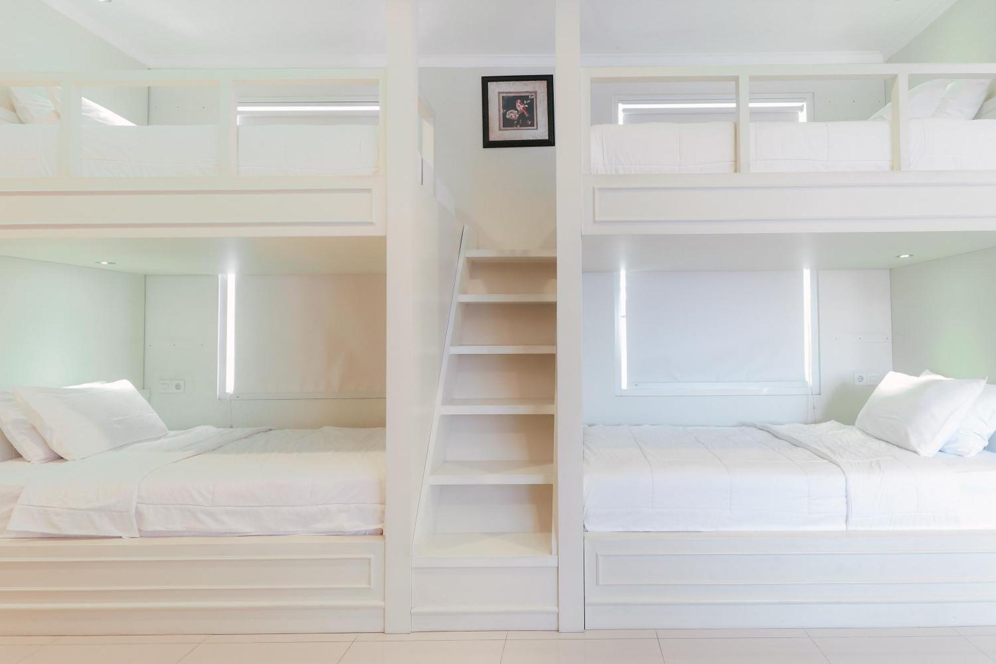 Home Guesthouse Surabaya Luaran gambar